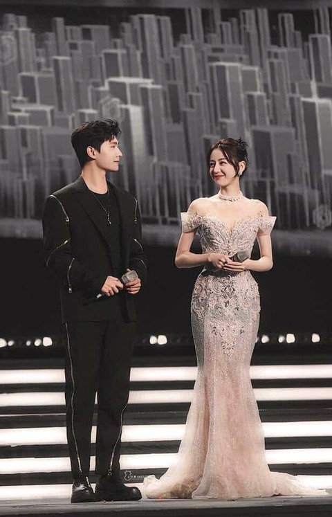 Địch Lệ Nhiệt Ba diện thiết kế của nhà thiết kế Phạm Đăng Anh Thư - Ảnh 4. Địch Lệ Nhiệt Ba diện thiết kế của nhà thiết kế Phạm Đăng Anh Thư - Ảnh 4.