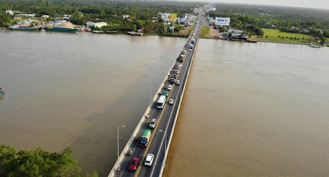 CSGT ra thông báo sẽ ghi hình xe chạy lấn làn, cầu Rạch Miễu giảm kẹt xe - Ảnh 1. CSGT ra thông báo sẽ ghi hình xe chạy lấn làn, cầu Rạch Miễu giảm kẹt xe - Ảnh 1.