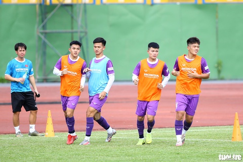 U23 Việt Nam làm quen thời tiết nắng nóng tại Bình Dương - Ảnh 6. U23 Việt Nam làm quen thời tiết nắng nóng tại Bình Dương - Ảnh 6.