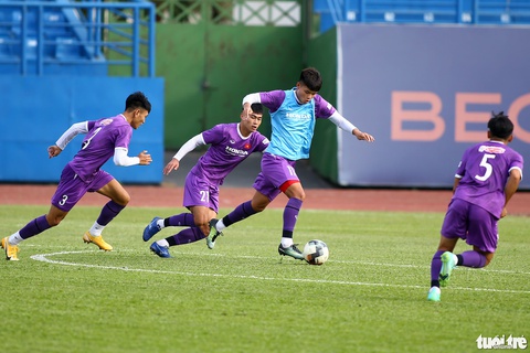 U23 Việt Nam làm quen thời tiết nắng nóng tại Bình Dương - Ảnh 10. U23 Việt Nam làm quen thời tiết nắng nóng tại Bình Dương - Ảnh 10.