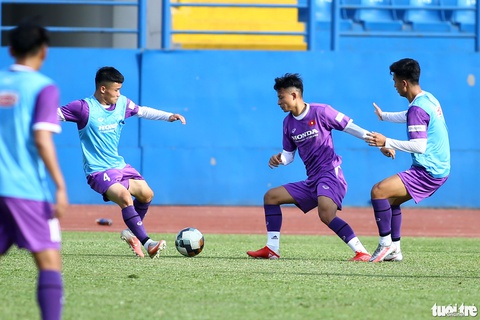 U23 Việt Nam làm quen thời tiết nắng nóng tại Bình Dương - Ảnh 9. U23 Việt Nam làm quen thời tiết nắng nóng tại Bình Dương - Ảnh 9.