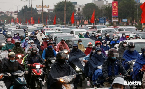 Người dân đội mưa, rét trở lại thủ đô chiều mùng 5 Tết - Ảnh 2. Người dân đội mưa, rét trở lại thủ đô chiều mùng 5 Tết - Ảnh 2.