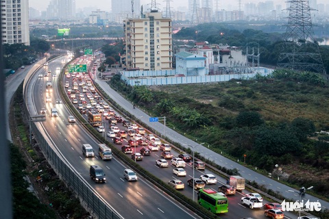 Người dân đội mưa, rét trở lại thủ đô chiều mùng 5 Tết - Ảnh 4. Người dân đội mưa, rét trở lại thủ đô chiều mùng 5 Tết - Ảnh 4.