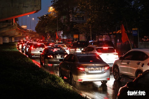Người dân đội mưa, rét trở lại thủ đô chiều mùng 5 Tết - Ảnh 5. Người dân đội mưa, rét trở lại thủ đô chiều mùng 5 Tết - Ảnh 5.