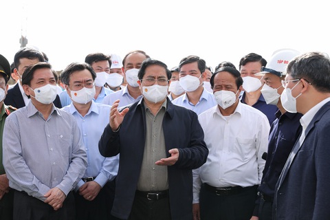 Thủ tướng kiểm tra thi công tuyến cao tốc Bắc - Nam ngay đầu xuân - Ảnh 3. Thủ tướng kiểm tra thi công tuyến cao tốc Bắc - Nam ngay đầu xuân - Ảnh 3.
