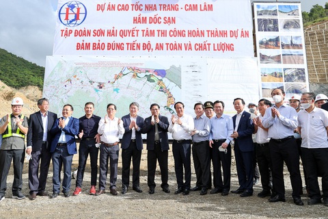 Thủ tướng kiểm tra thi công tuyến cao tốc Bắc - Nam ngay đầu xuân - Ảnh 4. Thủ tướng kiểm tra thi công tuyến cao tốc Bắc - Nam ngay đầu xuân - Ảnh 4.