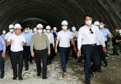 Thủ tướng kiểm tra thi công tuyến cao tốc Bắc - Nam ngay đầu xuân - Ảnh 5. Thủ tướng kiểm tra thi công tuyến cao tốc Bắc - Nam ngay đầu xuân - Ảnh 5.