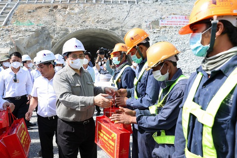 Thủ tướng kiểm tra thi công tuyến cao tốc Bắc - Nam ngay đầu xuân - Ảnh 7. Thủ tướng kiểm tra thi công tuyến cao tốc Bắc - Nam ngay đầu xuân - Ảnh 7.