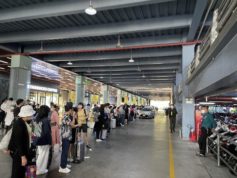 Huy động taxi giải tỏa khách tại Tân Sơn Nhất - Ảnh 2. Huy động taxi giải tỏa khách tại Tân Sơn Nhất - Ảnh 2.