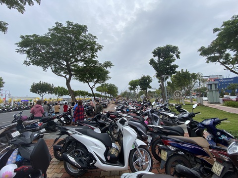 Người Đà Nẵng đổ ra bờ sông Hàn vui chơi trong ngày cuối kỳ nghỉ Tết - Ảnh 1. Người Đà Nẵng đổ ra bờ sông Hàn vui chơi trong ngày cuối kỳ nghỉ Tết - Ảnh 1.