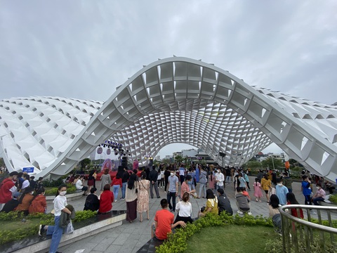 Người Đà Nẵng đổ ra bờ sông Hàn vui chơi trong ngày cuối kỳ nghỉ Tết - Ảnh 5. Người Đà Nẵng đổ ra bờ sông Hàn vui chơi trong ngày cuối kỳ nghỉ Tết - Ảnh 5.