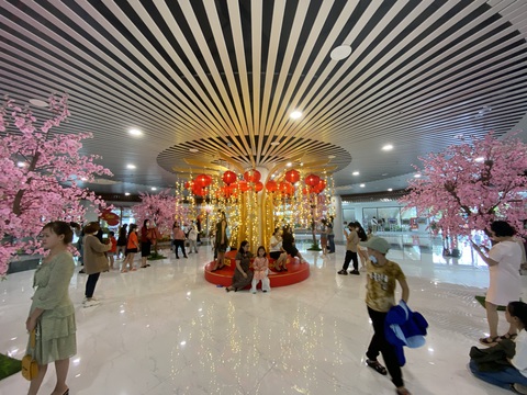 Người Đà Nẵng đổ ra bờ sông Hàn vui chơi trong ngày cuối kỳ nghỉ Tết - Ảnh 3. Người Đà Nẵng đổ ra bờ sông Hàn vui chơi trong ngày cuối kỳ nghỉ Tết - Ảnh 3.