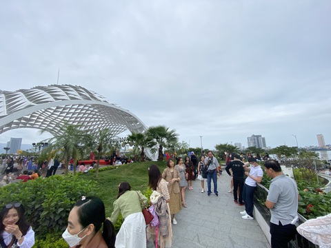 Người Đà Nẵng đổ ra bờ sông Hàn vui chơi trong ngày cuối kỳ nghỉ Tết - Ảnh 4. Người Đà Nẵng đổ ra bờ sông Hàn vui chơi trong ngày cuối kỳ nghỉ Tết - Ảnh 4.