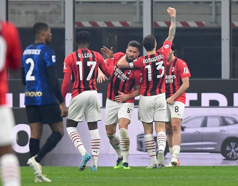 Olivier Giroud lập cú đúp giúp AC Milan ngược dòng đánh bại Inter Milan - Ảnh 1. Olivier Giroud lập cú đúp giúp AC Milan ngược dòng đánh bại Inter Milan - Ảnh 1.