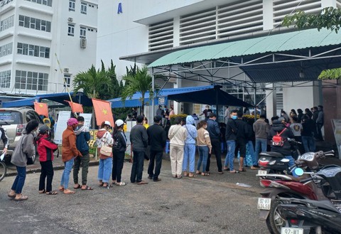 Người dân Quảng Nam ‘rồng rắn’ xếp hàng xét nghiệm COVID-19 sau tết - Ảnh 1. Người dân Quảng Nam ‘rồng rắn’ xếp hàng xét nghiệm COVID-19 sau tết - Ảnh 1.