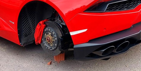 Đỗ xe ngoài đường, siêu xe Lamborghini Huracan bị trộm 4 bánh - Ảnh 2. Đỗ xe ngoài đường, siêu xe Lamborghini Huracan bị trộm 4 bánh - Ảnh 2.