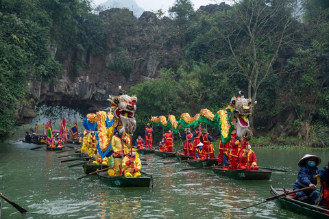 Bất chấp mưa rét, hàng vạn người đổ về Bái Đính, Tam Chúc, Tràng An - Ảnh 4. Bất chấp mưa rét, hàng vạn người đổ về Bái Đính, Tam Chúc, Tràng An - Ảnh 4.