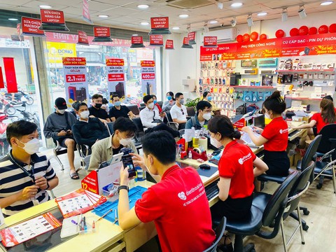 Nhiều cửa hàng bán lẻ thiết bị công nghệ mở sớm, khách nhộn nhịp - Ảnh 2. Nhiều cửa hàng bán lẻ thiết bị công nghệ mở sớm, khách nhộn nhịp - Ảnh 2.