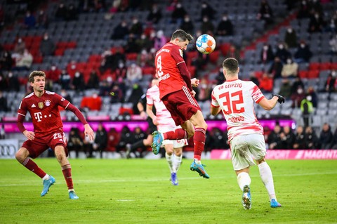 Lewandowski ghi bàn thắng thứ 35 mùa này giúp Bayern Munich giành 3 điểm - Ảnh 2. Lewandowski ghi bàn thắng thứ 35 mùa này giúp Bayern Munich giành 3 điểm - Ảnh 2.