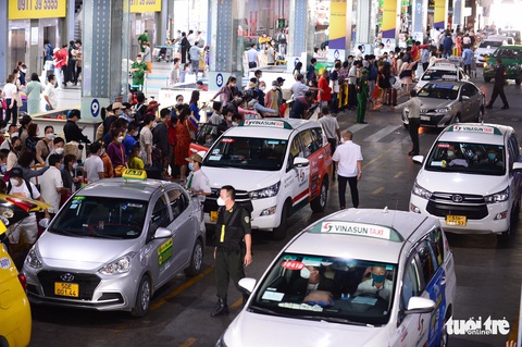 Khách đổ dồn đến Tân Sơn Nhất, sảnh chờ đón taxi đông nghẹt - Ảnh 7. Khách đổ dồn đến Tân Sơn Nhất, sảnh chờ đón taxi đông nghẹt - Ảnh 7.