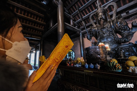 Bất chấp mưa rét, hàng vạn người đổ về Bái Đính, Tam Chúc, Tràng An - Ảnh 5. Bất chấp mưa rét, hàng vạn người đổ về Bái Đính, Tam Chúc, Tràng An - Ảnh 5.