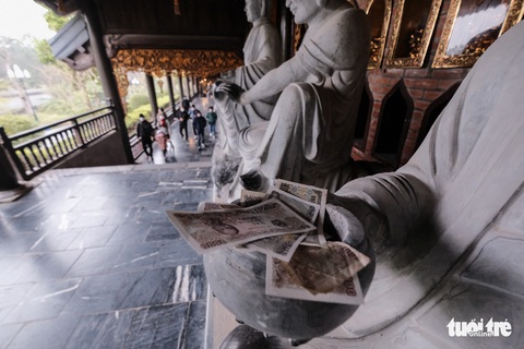 Bất chấp mưa rét, hàng vạn người đổ về Bái Đính, Tam Chúc, Tràng An - Ảnh 7. Bất chấp mưa rét, hàng vạn người đổ về Bái Đính, Tam Chúc, Tràng An - Ảnh 7.