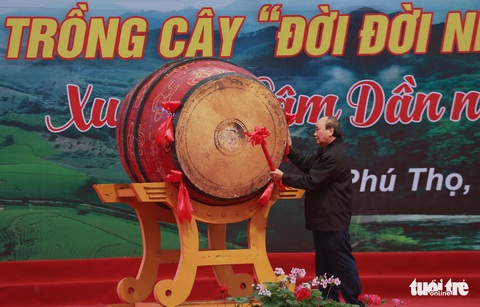 Chủ tịch nước đánh trống phát động Tết trồng cây xuân Nhâm Dần - Ảnh 1. Chủ tịch nước đánh trống phát động Tết trồng cây xuân Nhâm Dần - Ảnh 1.