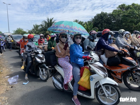 Lượng xe đổ về TP.HCM tăng mạnh làm ùn tắc trên quốc lộ 30 hơn 3km - Ảnh 1. Lượng xe đổ về TP.HCM tăng mạnh làm ùn tắc trên quốc lộ 30 hơn 3km - Ảnh 1.