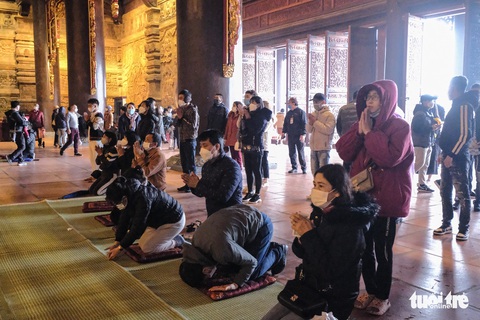Bất chấp mưa rét, hàng vạn người đổ về Bái Đính, Tam Chúc, Tràng An - Ảnh 12. Bất chấp mưa rét, hàng vạn người đổ về Bái Đính, Tam Chúc, Tràng An - Ảnh 12.