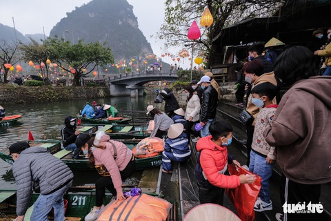 Bất chấp mưa rét, hàng vạn người đổ về Bái Đính, Tam Chúc, Tràng An - Ảnh 8. Bất chấp mưa rét, hàng vạn người đổ về Bái Đính, Tam Chúc, Tràng An - Ảnh 8.