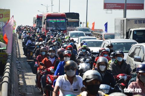 Người dân tất bật quay lại thành phố, quốc lộ 1 miền Tây ùn ứ - Ảnh 5. Người dân tất bật quay lại thành phố, quốc lộ 1 miền Tây ùn ứ - Ảnh 5.