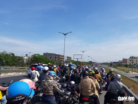Người dân tất bật quay lại thành phố, quốc lộ 1 miền Tây ùn ứ - Ảnh 1. Người dân tất bật quay lại thành phố, quốc lộ 1 miền Tây ùn ứ - Ảnh 1.