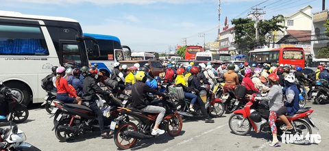Người dân tất bật quay lại thành phố, quốc lộ 1 miền Tây ùn ứ - Ảnh 6. Người dân tất bật quay lại thành phố, quốc lộ 1 miền Tây ùn ứ - Ảnh 6.