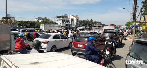Người dân tất bật quay lại thành phố, quốc lộ 1 miền Tây ùn ứ - Ảnh 8. Người dân tất bật quay lại thành phố, quốc lộ 1 miền Tây ùn ứ - Ảnh 8.