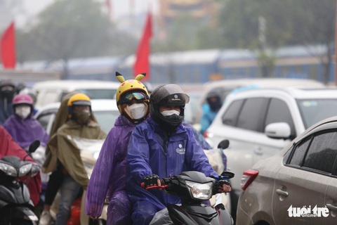 Người dân đội mưa trở lại Hà Nội mùng 6 Tết, cửa ngõ phía Nam ùn ứ kéo dài - Ảnh 3. Người dân đội mưa trở lại Hà Nội mùng 6 Tết, cửa ngõ phía Nam ùn ứ kéo dài - Ảnh 3.