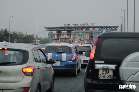 Người dân đội mưa trở lại Hà Nội mùng 6 Tết, cửa ngõ phía Nam ùn ứ kéo dài - Ảnh 10. Người dân đội mưa trở lại Hà Nội mùng 6 Tết, cửa ngõ phía Nam ùn ứ kéo dài - Ảnh 10.