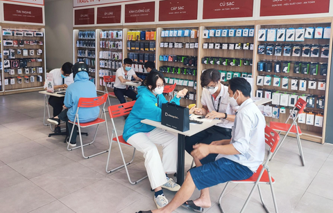Nhiều cửa hàng bán lẻ thiết bị công nghệ mở sớm, khách nhộn nhịp - Ảnh 1. Nhiều cửa hàng bán lẻ thiết bị công nghệ mở sớm, khách nhộn nhịp - Ảnh 1.