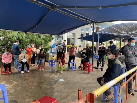 Người dân Quảng Nam ‘rồng rắn’ xếp hàng xét nghiệm COVID-19 sau tết - Ảnh 3. Người dân Quảng Nam ‘rồng rắn’ xếp hàng xét nghiệm COVID-19 sau tết - Ảnh 3.