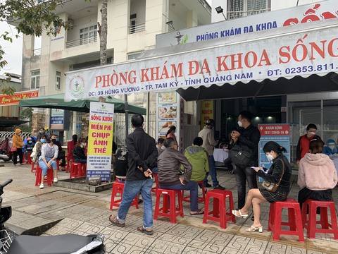 Người dân Quảng Nam ‘rồng rắn’ xếp hàng xét nghiệm COVID-19 sau tết - Ảnh 2. Người dân Quảng Nam ‘rồng rắn’ xếp hàng xét nghiệm COVID-19 sau tết - Ảnh 2.