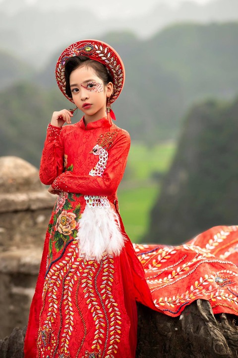 Phương Hồ quảng bá văn hóa, cảnh sắc Việt Nam ra quốc tế qua trang phục dân tộc - Ảnh 8. Phương Hồ quảng bá văn hóa, cảnh sắc Việt Nam ra quốc tế qua trang phục dân tộc - Ảnh 8.