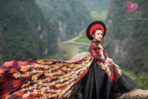 Phương Hồ quảng bá văn hóa, cảnh sắc Việt Nam ra quốc tế qua trang phục dân tộc - Ảnh 12. Phương Hồ quảng bá văn hóa, cảnh sắc Việt Nam ra quốc tế qua trang phục dân tộc - Ảnh 12.