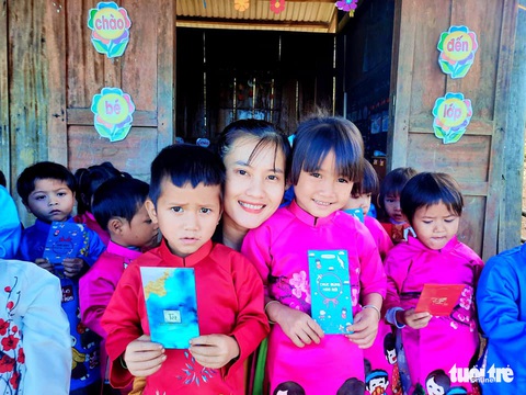 Đi học đầu năm, học sinh miền núi Nam Trà My vui mừng nhận bao lì xì - Ảnh 4. Đi học đầu năm, học sinh miền núi Nam Trà My vui mừng nhận bao lì xì - Ảnh 4.