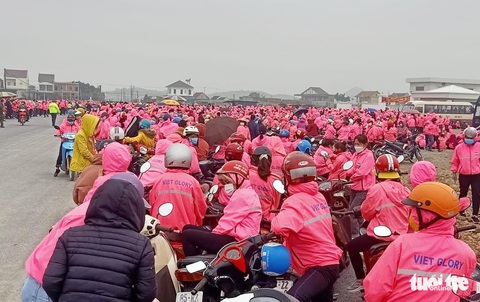 Nghệ An: Hơn 5.000 công nhân giày da không vào nhà máy, đòi tăng lương - Ảnh 1. Nghệ An: Hơn 5.000 công nhân giày da không vào nhà máy, đòi tăng lương - Ảnh 1.
