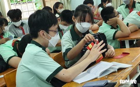 TP.HCM: Hơn 600.000 học sinh từ lớp 7 đến lớp 12 trở lại trường sau kỳ nghỉ Tết - Ảnh 1. TP.HCM: Hơn 600.000 học sinh từ lớp 7 đến lớp 12 trở lại trường sau kỳ nghỉ Tết - Ảnh 1.