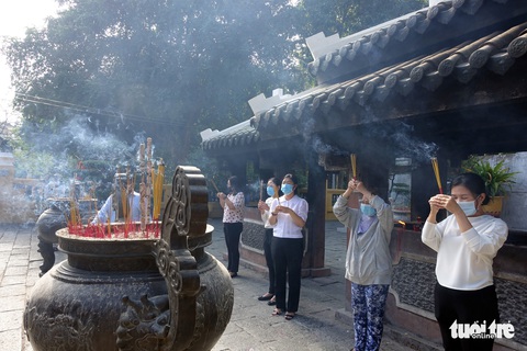 Đến lăng Ông Bà Chiểu xem hát bội, múa lân sư rồng đầu năm - Ảnh 5. Đến lăng Ông Bà Chiểu xem hát bội, múa lân sư rồng đầu năm - Ảnh 5.