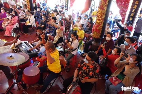 Đến lăng Ông Bà Chiểu xem hát bội, múa lân sư rồng đầu năm - Ảnh 3. Đến lăng Ông Bà Chiểu xem hát bội, múa lân sư rồng đầu năm - Ảnh 3.