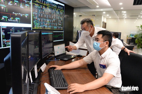Âm thầm canh giữ nguồn sáng để dân vui tết - Ảnh 1. Âm thầm canh giữ nguồn sáng để dân vui tết - Ảnh 1.