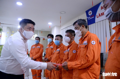Âm thầm canh giữ nguồn sáng để dân vui tết - Ảnh 2. Âm thầm canh giữ nguồn sáng để dân vui tết - Ảnh 2.