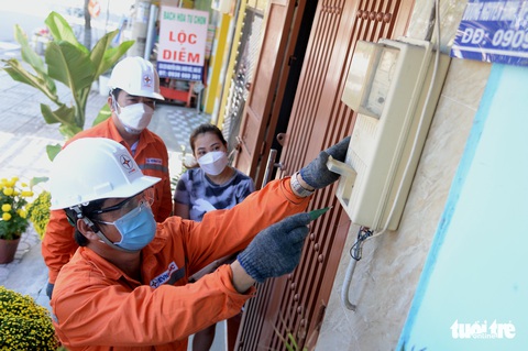 Âm thầm canh giữ nguồn sáng để dân vui tết - Ảnh 6. Âm thầm canh giữ nguồn sáng để dân vui tết - Ảnh 6.