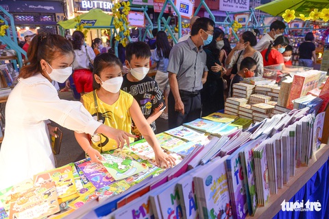 Hơn 650.000 lượt khách tham quan Đường hoa, Hội hoa xuân 2022 - Ảnh 2. Hơn 650.000 lượt khách tham quan Đường hoa, Hội hoa xuân 2022 - Ảnh 2.